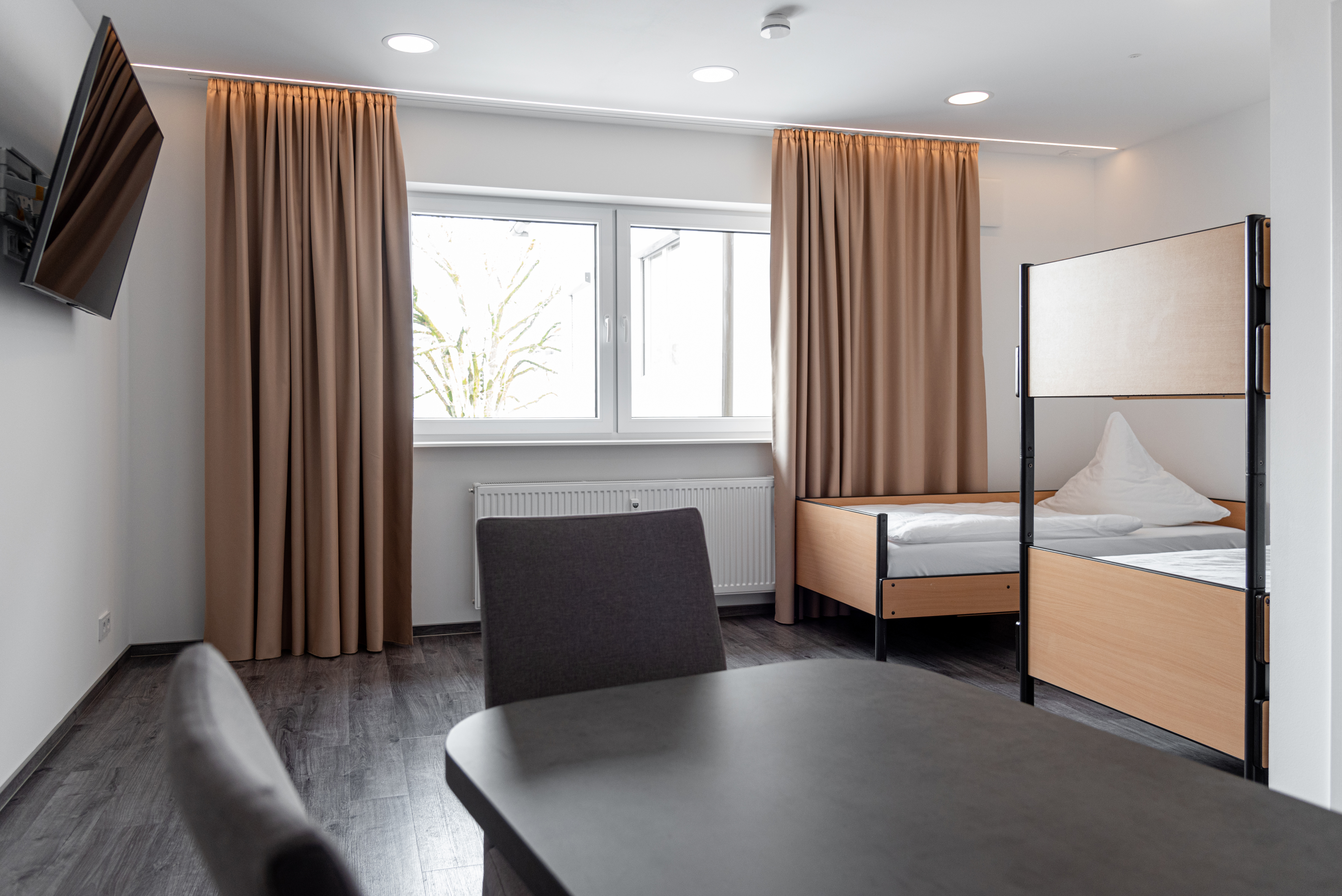 Monteurzimmer: Beispiel Wohnen/Schlafen LUX  - MyHome Altusried Voll- und Teilautomatisierte Apartments