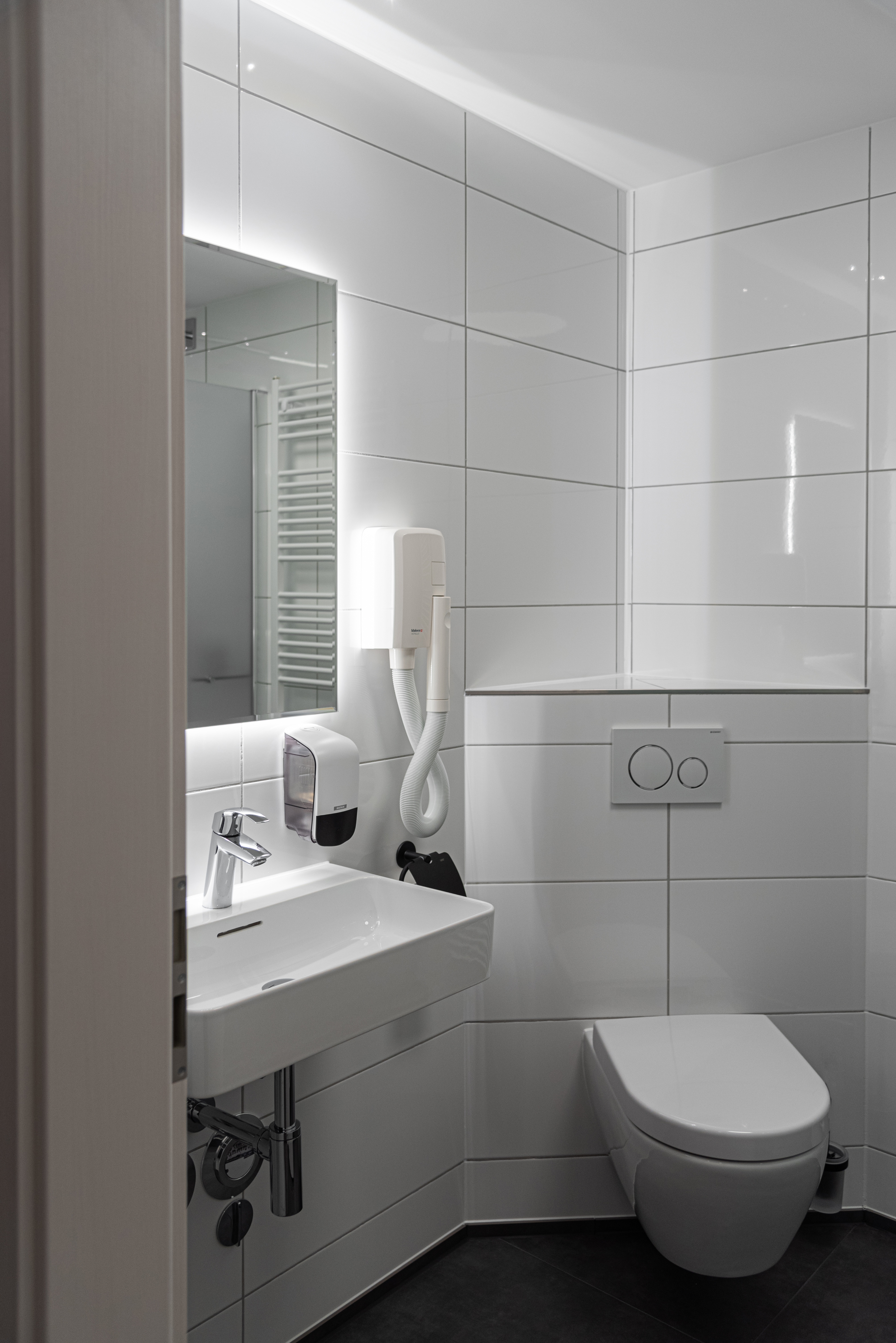 Monteurzimmer: Beispiel Bad LUX  - MyHome Altusried Voll- und Teilautomatisierte Apartments