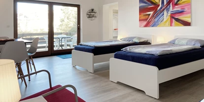 Monteurwohnung - Kaffeemaschine - Schleswig-Holstein - Großes Schlafzimmer mit Einzelbetten, Kleiderzimmer und Terrasse - Nordhaus A7 bei Hamburg