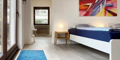 Monteurwohnung - Kaffeemaschine - Schleswig-Holstein - Großes Schlafzimmer mit Einzelbetten, Kleiderzimmer und Terrasse - Nordhaus A7 bei Hamburg