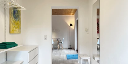 Monteurwohnung - Kaffeemaschine - Schleswig-Holstein - Großes Schlafzimmer mit Einzelbetten, Kleiderzimmer und Terrasse - Nordhaus A7 bei Hamburg