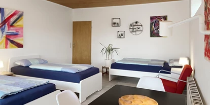 Monteurwohnung - Kaffeemaschine - Schleswig-Holstein - Großes Schlafzimmer mit Einzelbetten, Kleiderzimmer und Terrasse - Nordhaus A7 bei Hamburg