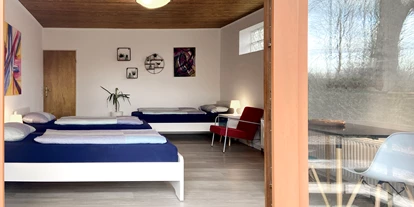 Monteurwohnung - Kaffeemaschine - Schleswig-Holstein - Großes Schlafzimmer mit Einzelbetten, Kleiderzimmer und Terrasse - Nordhaus A7 bei Hamburg