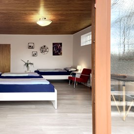 Monteurzimmer: Großes Schlafzimmer mit Einzelbetten, Kleiderzimmer und Terrasse - Nordhaus A7 bei Hamburg