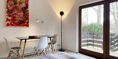 Monteurwohnung - Kaffeemaschine - Schleswig-Holstein - Großes Schlafzimmer mit Einzelbetten, Kleiderzimmer und Terrasse - Nordhaus A7 bei Hamburg