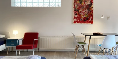 Monteurwohnung - Kaffeemaschine - Schleswig-Holstein - Großes Schlafzimmer mit Einzelbetten, Kleiderzimmer und Terrasse - Nordhaus A7 bei Hamburg