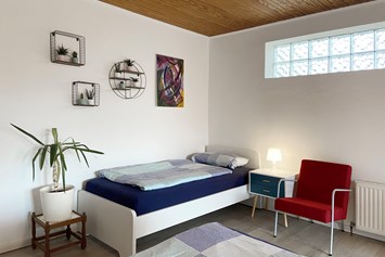 Monteurzimmer: Großes Schlafzimmer mit Einzelbetten, Kleiderzimmer und Terrasse - Nordhaus A7 bei Hamburg