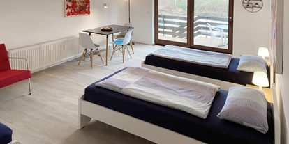 Monteurwohnung - Kaffeemaschine - Schleswig-Holstein - Großes Schlafzimmer mit Einzelbetten, Kleiderzimmer und Terrasse - Nordhaus A7 bei Hamburg