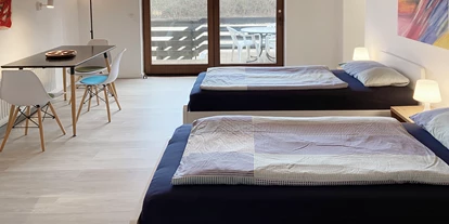 Monteurwohnung - Kaffeemaschine - Schleswig-Holstein - Großes Schlafzimmer mit Einzelbetten, Kleiderzimmer und Terrasse - Nordhaus A7 bei Hamburg
