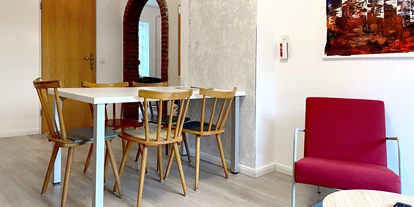 Monteurwohnung - Kaffeemaschine - Schleswig-Holstein - Esszimmer mit Smart-TV und Free WiFi im Nordhaus A7 bei Hamburg - Nordhaus A7 bei Hamburg