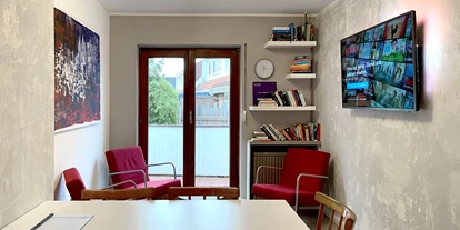 Monteurwohnung - Kaffeemaschine - Schleswig-Holstein - Esszimmer mit Smart-TV und Free WiFi im Nordhaus A7 bei Hamburg - Nordhaus A7 bei Hamburg