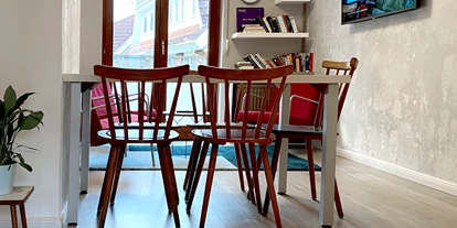 Monteurwohnung - Kaffeemaschine - Schleswig-Holstein - Esszimmer mit Smart-TV und Free WiFi im Nordhaus A7 bei Hamburg - Nordhaus A7 bei Hamburg