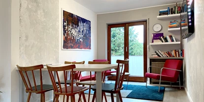Monteurwohnung - Kaffeemaschine - Schleswig-Holstein - Esszimmer mit Smart-TV und Free WiFi im Nordhaus A7 bei Hamburg - Nordhaus A7 bei Hamburg