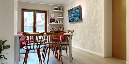 Monteurwohnung - Kaffeemaschine - Schleswig-Holstein - Esszimmer mit Smart-TV und Free WiFi im Nordhaus A7 bei Hamburg - Nordhaus A7 bei Hamburg