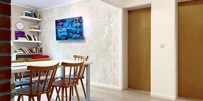 Monteurwohnung - Kaffeemaschine - Schleswig-Holstein - Esszimmer mit Smart-TV und Free WiFi im Nordhaus A7 bei Hamburg - Nordhaus A7 bei Hamburg