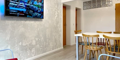 Monteurwohnung - Kaffeemaschine - Schleswig-Holstein - Esszimmer mit Smart-TV und Free WiFi im Nordhaus A7 bei Hamburg - Nordhaus A7 bei Hamburg