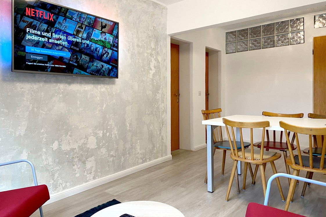 Monteurzimmer: Esszimmer mit Smart-TV und Free WiFi im Nordhaus A7 bei Hamburg - Nordhaus A7 bei Hamburg