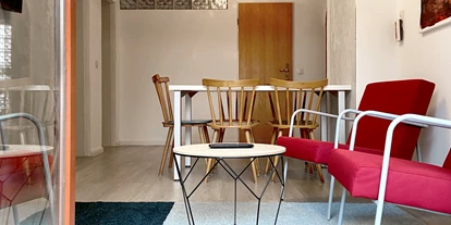 Monteurwohnung - Kaffeemaschine - Schleswig-Holstein - Esszimmer mit Smart-TV und Free WiFi im Nordhaus A7 bei Hamburg - Nordhaus A7 bei Hamburg