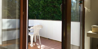 Monteurwohnung - Kaffeemaschine - Schleswig-Holstein - Terrasse vom Esszimmer im Nordhaus A7 bei Hamburg - Nordhaus A7 bei Hamburg