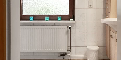 Monteurwohnung - Kaffeemaschine - Schleswig-Holstein - Badezimmer mit Dusche und WC - Nordhaus A7 bei Hamburg