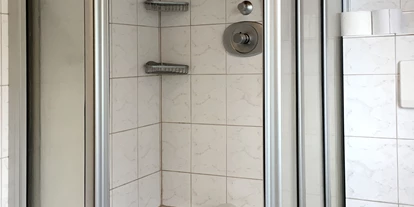 Monteurwohnung - Kaffeemaschine - Schleswig-Holstein - Badezimmer mit Dusche und WC - Nordhaus A7 bei Hamburg