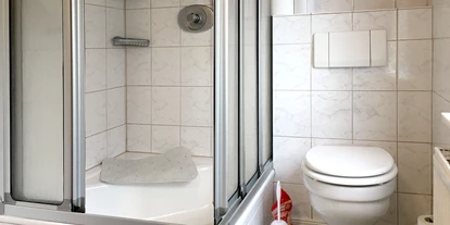 Monteurwohnung - Kaffeemaschine - Schleswig-Holstein - Badezimmer mit Dusche und WC - Nordhaus A7 bei Hamburg