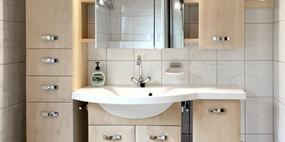 Monteurwohnung - Kaffeemaschine - Schleswig-Holstein - Badezimmer mit Dusche und WC - Nordhaus A7 bei Hamburg