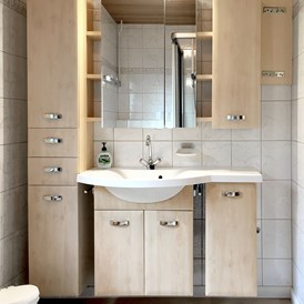Monteurzimmer: Badezimmer mit Dusche und WC - Nordhaus A7 bei Hamburg