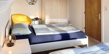 Monteurwohnung - Kaffeemaschine - Schleswig-Holstein - Schlafzimmer mit Einzelbetten und eigenem Balkon - Nordhaus A7 bei Hamburg