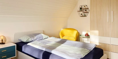 Monteurwohnung - Kaffeemaschine - Schleswig-Holstein - Schlafzimmer mit Einzelbetten und eigenem Balkon - Nordhaus A7 bei Hamburg