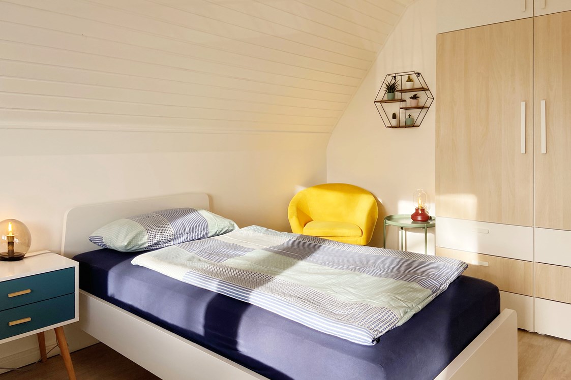 Monteurzimmer: Schlafzimmer mit Einzelbetten und eigenem Balkon - Nordhaus A7 bei Hamburg