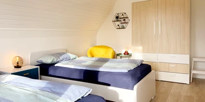Monteurwohnung - Kaffeemaschine - Schleswig-Holstein - Schlafzimmer mit Einzelbetten und eigenem Balkon - Nordhaus A7 bei Hamburg
