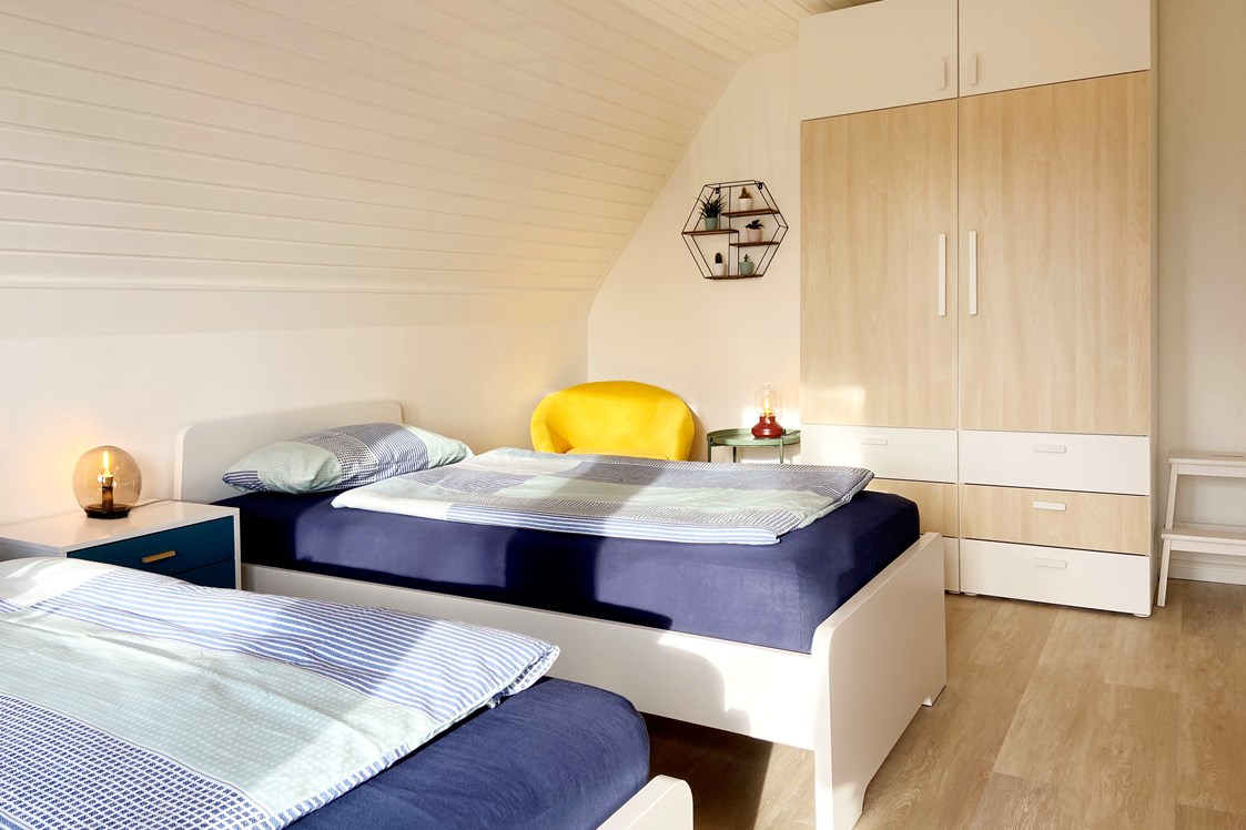 Monteurzimmer: Schlafzimmer mit Einzelbetten und eigenem Balkon - Nordhaus A7 bei Hamburg