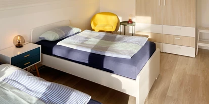Monteurwohnung - Kaffeemaschine - Schleswig-Holstein - Schlafzimmer mit Einzelbetten und eigenem Balkon - Nordhaus A7 bei Hamburg