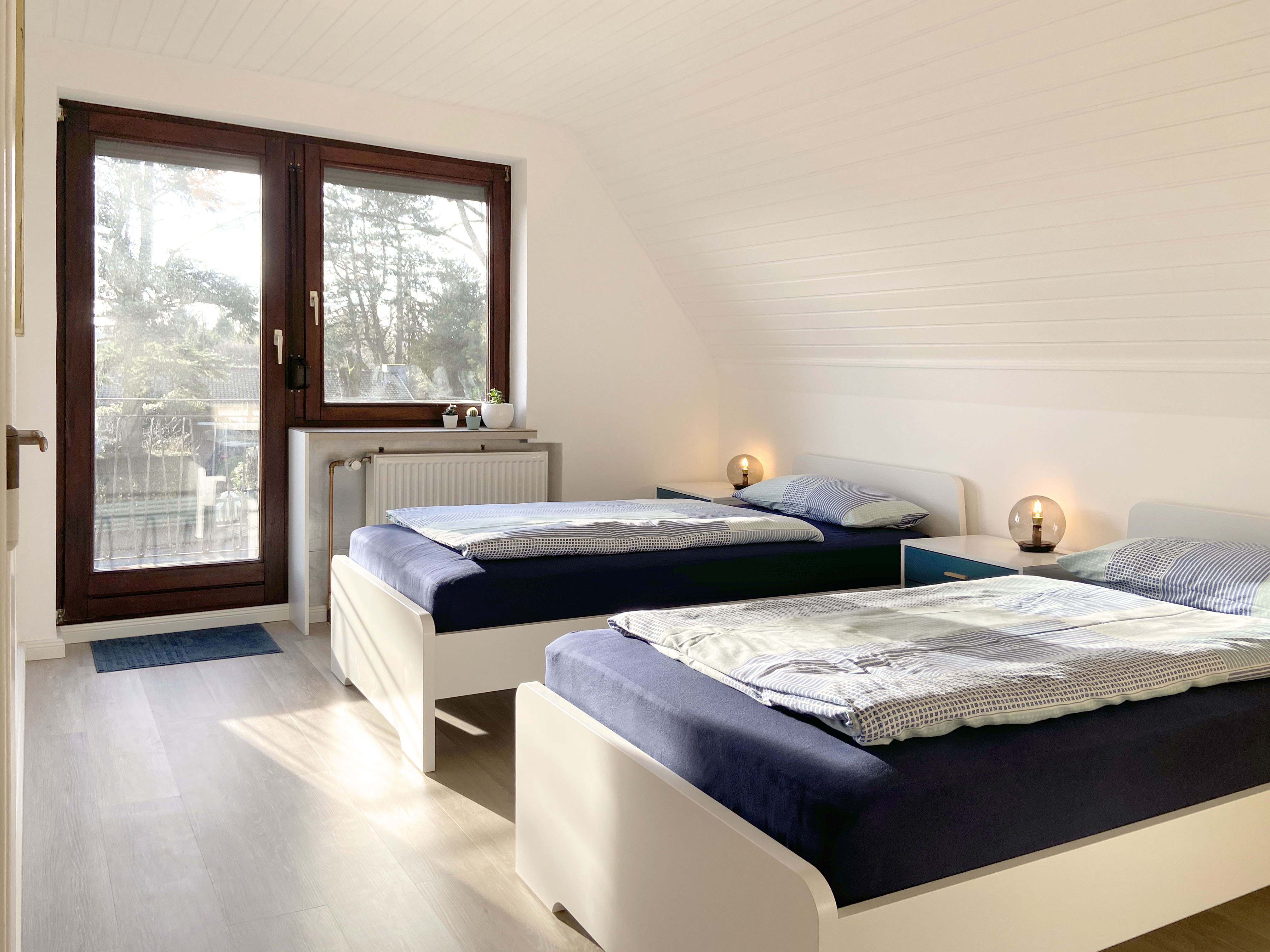 Monteurzimmer: Schlafzimmer mit Einzelbetten und eigenem Balkon - Nordhaus A7 bei Hamburg