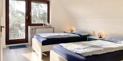 Monteurwohnung - Kaffeemaschine - Schleswig-Holstein - Schlafzimmer mit Einzelbetten und eigenem Balkon - Nordhaus A7 bei Hamburg