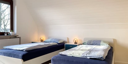 Monteurwohnung - Kaffeemaschine - Schleswig-Holstein - Schlafzimmer mit Einzelbetten und eigenem Balkon - Nordhaus A7 bei Hamburg