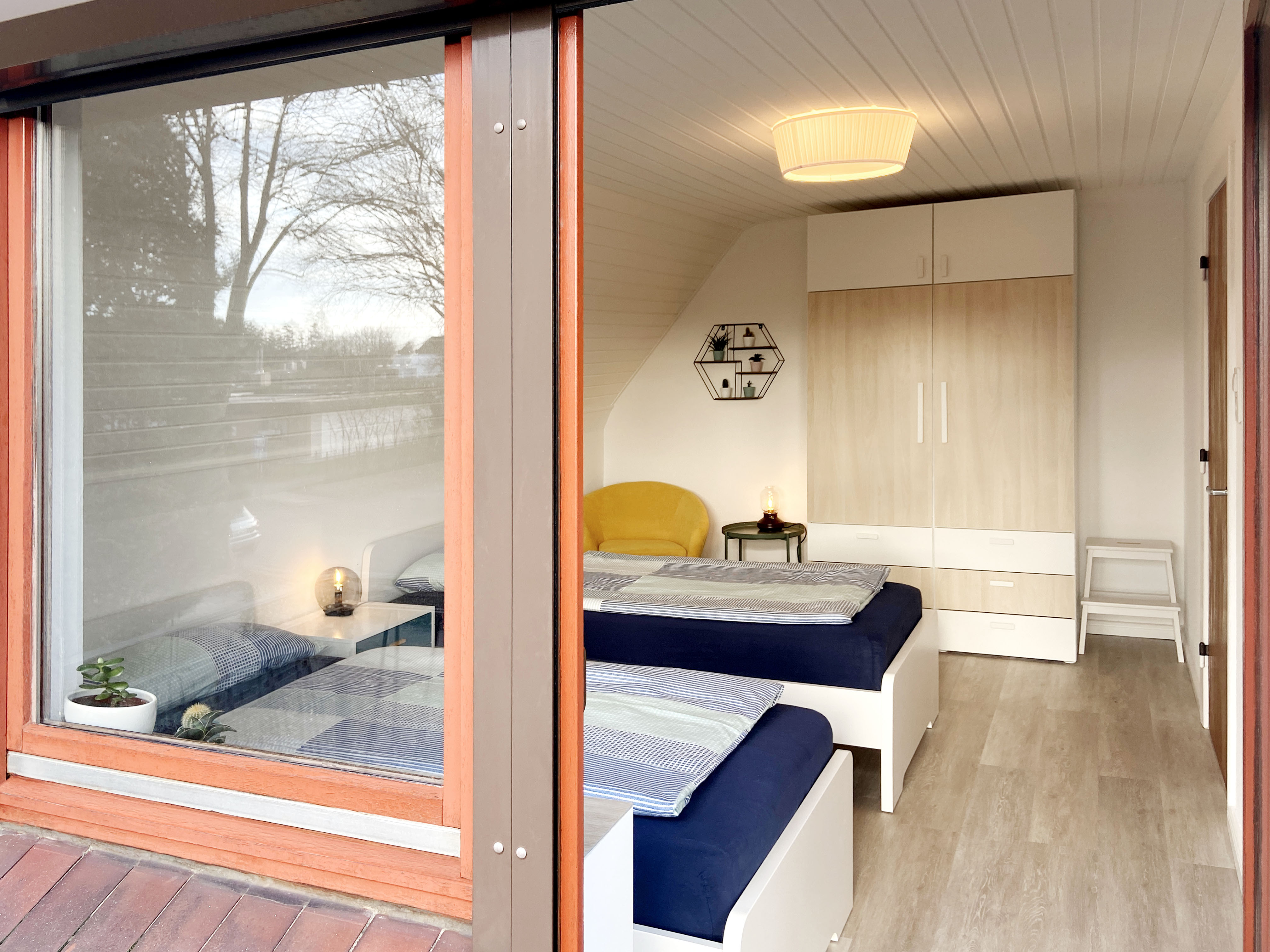 Monteurzimmer: Schlafzimmer mit Einzelbetten und eigenem Balkon - Nordhaus A7 bei Hamburg