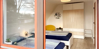 Monteurwohnung - Kaffeemaschine - Schleswig-Holstein - Schlafzimmer mit Einzelbetten und eigenem Balkon - Nordhaus A7 bei Hamburg