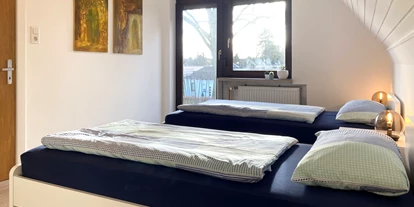 Monteurwohnung - Kaffeemaschine - Schleswig-Holstein - Schlafzimmer mit Einzelbetten und eigenem Balkon - Nordhaus A7 bei Hamburg
