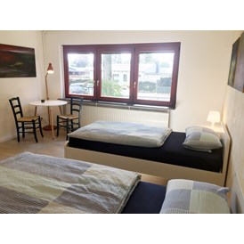 Monteurzimmer: Eines unserer zwei Doppelzimmer mit Tisch und Stühlen im Nordhaus A7 bei Hamburg - Nordhaus A7 bei Hamburg