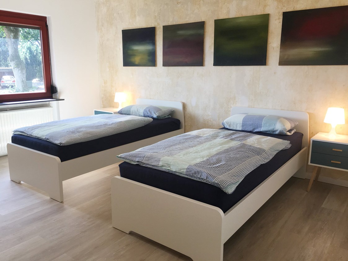 Monteurzimmer: Eines unserer zwei Doppelzimmer mit Nachtischen und Lampen im Nordhaus A7 bei Hamburg - Nordhaus A7 bei Hamburg