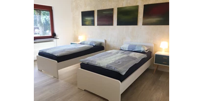 Monteurwohnung - Kaffeemaschine - Schleswig-Holstein - Eines unserer zwei Doppelzimmer mit Nachtischen und Lampen im Nordhaus A7 bei Hamburg - Nordhaus A7 bei Hamburg