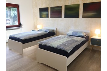 Monteurzimmer: Eines unserer zwei Doppelzimmer mit Nachtischen und Lampen im Nordhaus A7 bei Hamburg - Nordhaus A7 bei Hamburg