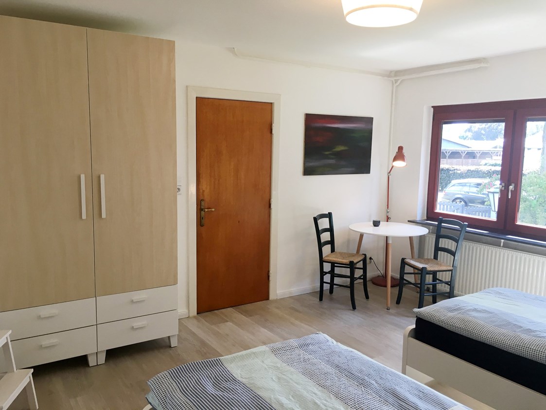 Monteurzimmer: Eines unserer zwei Doppelzimmer mit großem Schrank im Nordhaus A7 bei Hamburg - Nordhaus A7 bei Hamburg