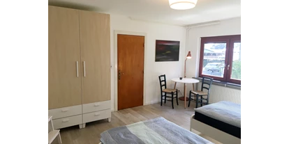 Monteurwohnung - Kaffeemaschine - Schleswig-Holstein - Eines unserer zwei Doppelzimmer mit großem Schrank im Nordhaus A7 bei Hamburg - Nordhaus A7 bei Hamburg