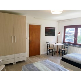 Monteurzimmer: Eines unserer zwei Doppelzimmer mit großem Schrank im Nordhaus A7 bei Hamburg - Nordhaus A7 bei Hamburg