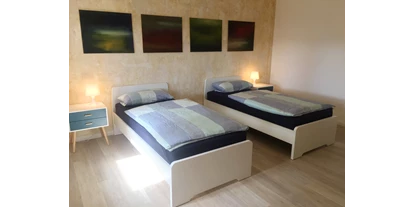 Monteurwohnung - Kaffeemaschine - Schleswig-Holstein - Eines unserer zwei Doppelzimmer mit Bettwäsche im Nordhaus A7 bei Hamburg - Nordhaus A7 bei Hamburg