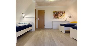 Monteurwohnung - Schleswig-Holstein - Geräumiges Mehrbettzimmer mit 3 Einzelbetten, viel Platz und Komfort. - Nordhaus A7 bei Hamburg