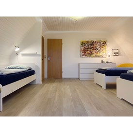 Monteurzimmer: Geräumiges Mehrbettzimmer mit 3 Einzelbetten, viel Platz und Komfort. - Nordhaus A7 bei Hamburg